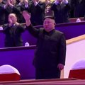 Kim Jong Unas stebėjo karinių ir civilių meno trupių pasirodymus