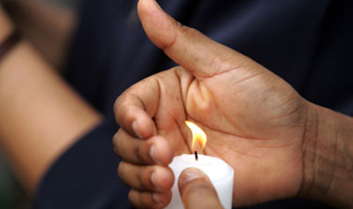 Filipinuose cunamio aukoms deginamos žvakutės