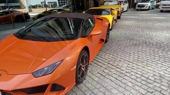 Dubajaus vairavimo mokykloje – prabangūs ir galingi automobiliai