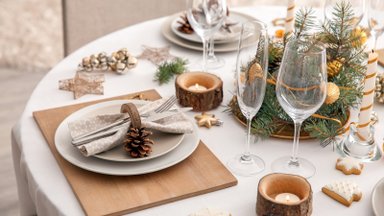 4 patarimai, kaip šventiškai papuošti Kalėdų stalą už prieinamą kainą