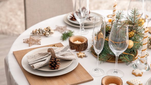 4 patarimai, kaip šventiškai papuošti Kalėdų stalą už prieinamą kainą