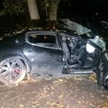 Avarijos Kaune tęsiasi: jaunuolis mirė, 3 sužaloti, o prabangus automobilis sumaitotas