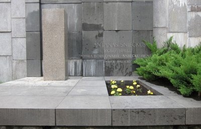 Antano Sniečkaus paminklas Antakalnio kapinėse