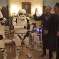 B. Obama „Žvaigždžių karų“ dieną paminėjo šokdamas su robotais