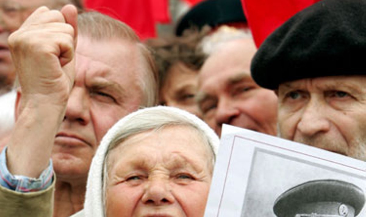 Pagyvenusi rusė moteris, rankose laikydama Stalino – paskutiniojo sovietinio diktatoriaus nuotrauką, Maskvoje sekmadienį dalyvauja proteste prieš dabartinę Putino politiką.  Rusijoje iškilmingai švenčiamos 60-osios pergalės prieš fašistinę Vokietiją pergalės metinės, tačiau ignoruojama įtampa su kaimyninėmis šalimis, kurios po II-ojo Pasaulinio karo buvo aneksuotos. 