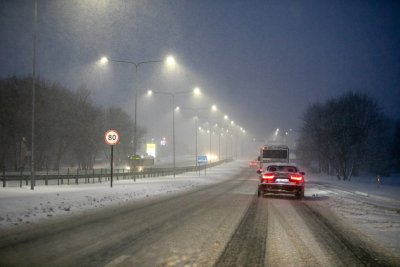 Ankstyvas rytas snieguotose Vilniaus gatvėse