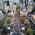 Tūkstančiai argentiniečių protestuoja prieš griežto taupymo biudžetą