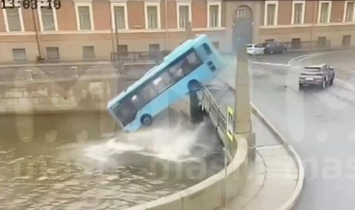 Užfiksuota, kaip Sankt Peterburge autobusas su keleiviais įkrito į upę