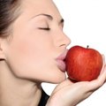 Kinijos pirkėjai eina iš proto dėl stiuardesių pabučiuotų obuolių