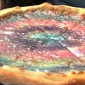 Santa Monikos picerijoje galima pasivaišinti blizgančia vaivorykštės spalvų pica