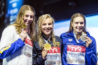 Sophie Hannson (kairėje), Rūta Meilutytė, Jenna Laukkanen