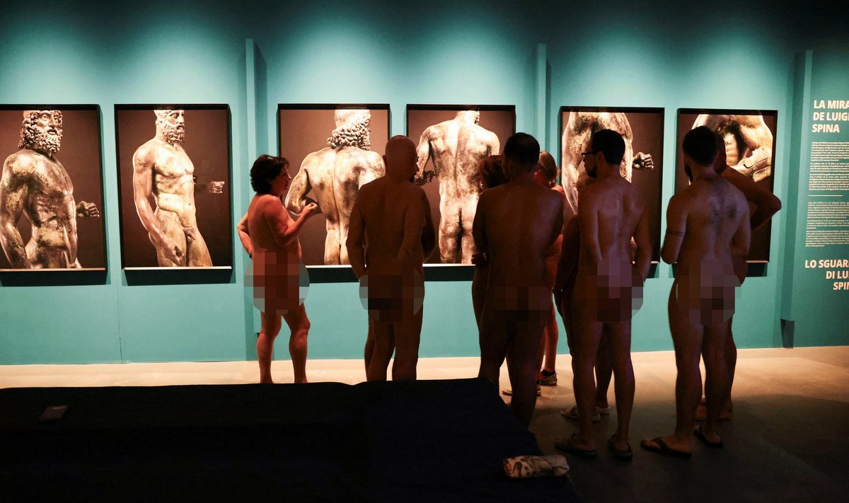 Nudistai muziejuje Barselonoje