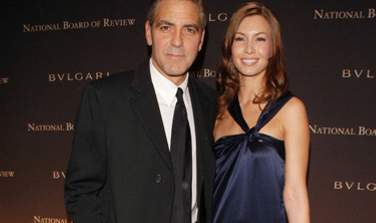 George'as Clooney ir Sarah Larson