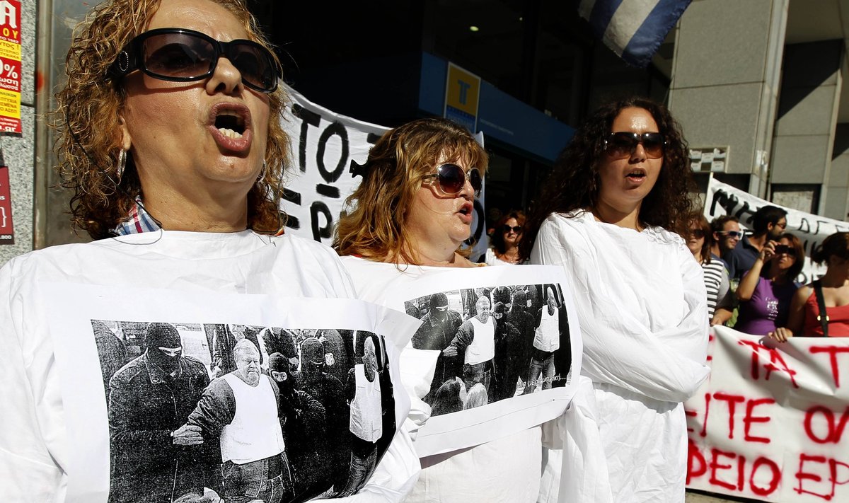 Graikijoje protestuotojai su marškinėliais, ant kurių pavaizduoti suimti vyriausybės nariai