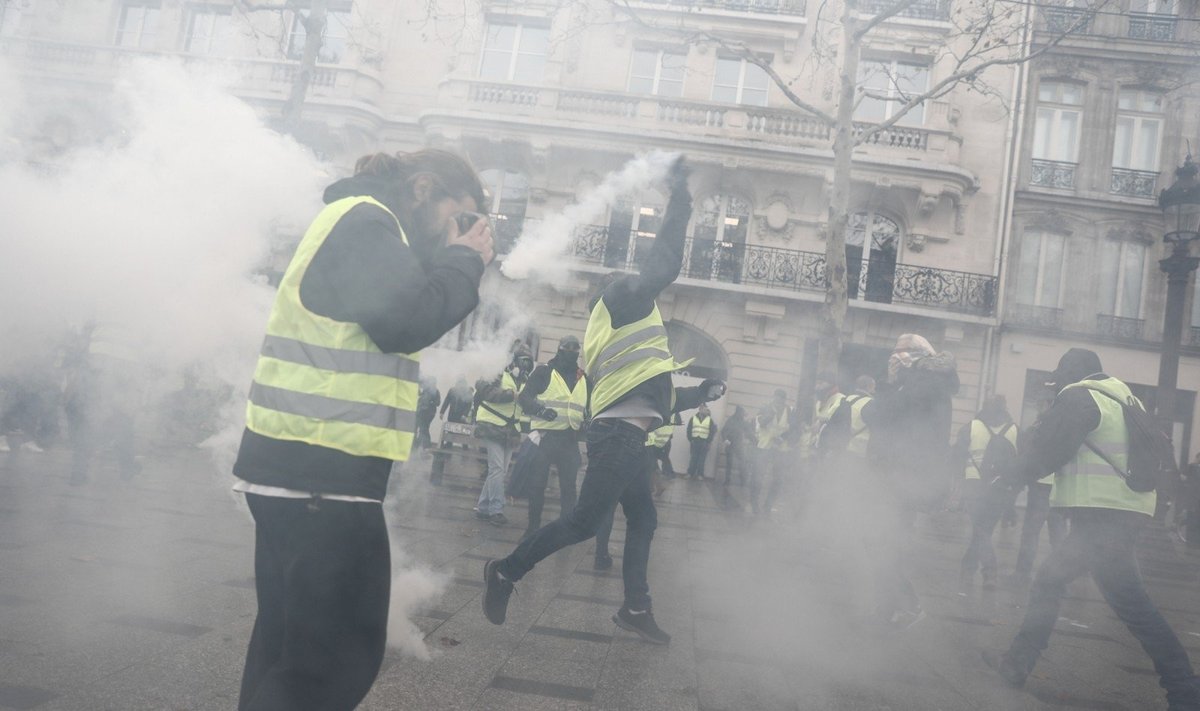 Maždaug 70 žmonių šeštadienį buvo suimta Belgijos sostinėje Briuselyje per protestą, pamėgdžiojantį „geltonųjų liemenių“ demonstracijas kaimyninėje Prancūzijoje, pranešė vietos policija.Briuselio rajonas, kur yra įsikūrusios Europos Sąjungos institucijos, įskaitant Europos Komisiją ir Europos Parlamentą, prevenciškai buvo uždarytas: policija pastatė užtvaras ir uždraudė šioje teritorijoje tiek mašinų, tiek pėsčiųjų eismą.Protestuotojai susirinko dviejuose Briuselio rajonuose – „Arts Lois“ ir „Porte de Namur“, tačiau apie smurto proveržius nepranešama.Protestai Prancūzijoje