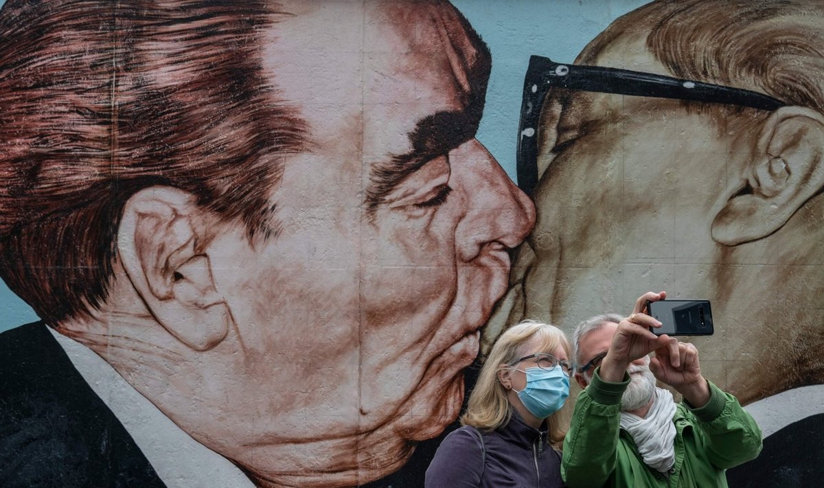 Porelė darosi asmenukę prie vieno garsiausių Berlyno freskų "Dieve, padėk man išgyventi šią mirtiną meilę", vaizduojančią SSRS ir Rytų Vokietijos vadovų Leonido Brežnevo ir Ericho Honecker bučinį