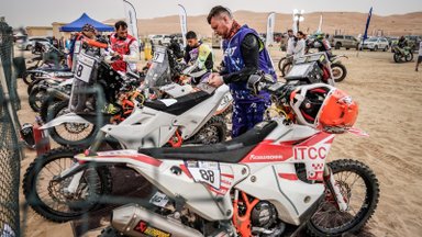 Lietuvos motociklininkai Abu Dalyje kaunasi dėl kelialapio į išsvajotą Dakarą