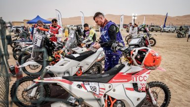 Lietuvos motociklininkai Abu Dalyje kaunasi dėl kelialapio į išsvajotą Dakarą