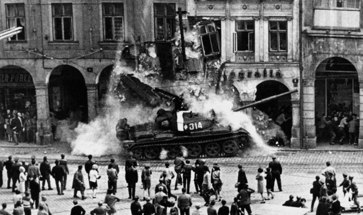 „Prahos pavasaris“. Čekoslovakijos KP sekretorius A. Dubečekas paskelbė reformas. Sovietų Sąjunga ir kitos Varšuvos sutarties šalys (išskyrus Rumuniją) įvedė kariuomenę į Čekoslovakiją ir nuslopino liaudies pasipriešinimą. 1968 m., leidyklos „Briedis“ nuotr.