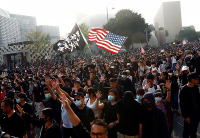 Honkonge protestuotojai grįžo į gatves ir dėkojo JAV