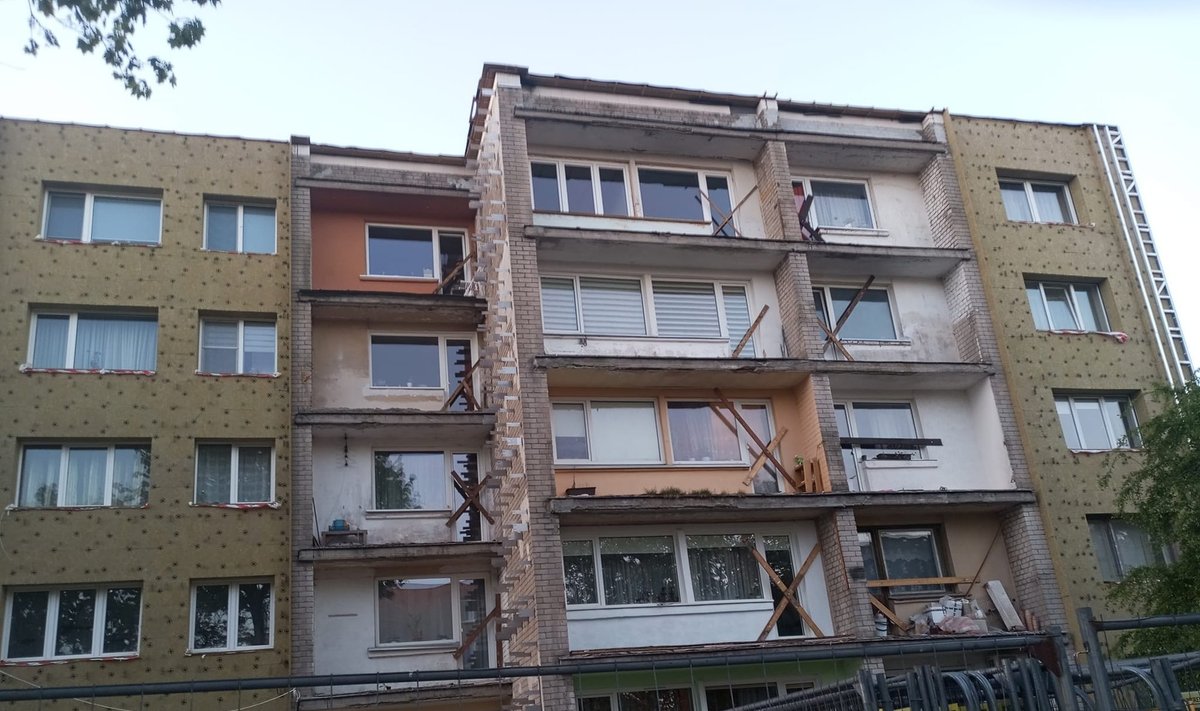 Namą Kretingoje renovavusi įmonė staiga dingo ir paliko užkaltus balkonus