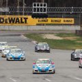 Antroji žiedinių „DeWalt Grand Prix“ lenktynių diena Rygoje: greitesnis tempas ir avarijų gausybė