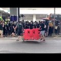 В Гонконге демонстранты блокируют подступы к аэропорту