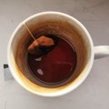 Jūsų puodeliuose – rudos arbatos ir kavos dėmės? Gudrybė, kuri padės nešveičiant jas pašalinti