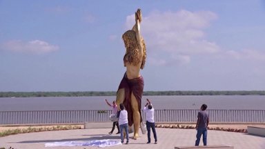 Shakira gimtajame mieste pagerbta 6 m aukščio statula