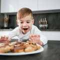 Pateikė aiškų atsakymą, kiek cukraus kasdien gali suvalgyti vaikas