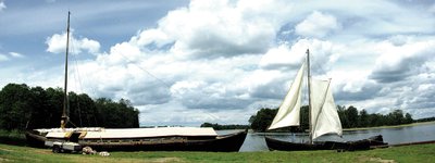 Du didžiausi Nemuno laivai – vytinė ir kurėnas – ilgam prisišvartavo Trakų ežero pakrantėje