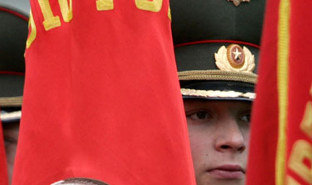 Rusijos karys laiko rankose vėliavą su Lenino atvaizdu per pergalės prieš nacistinę Vokietiją 60-ųjų metinių minėjimą St.Peterburge. 