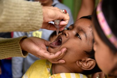 Guwahati, Assam, Indija. 2019 metų kovo 10 d. Vaikui duodami vakcinos nuo poliomielito lašai