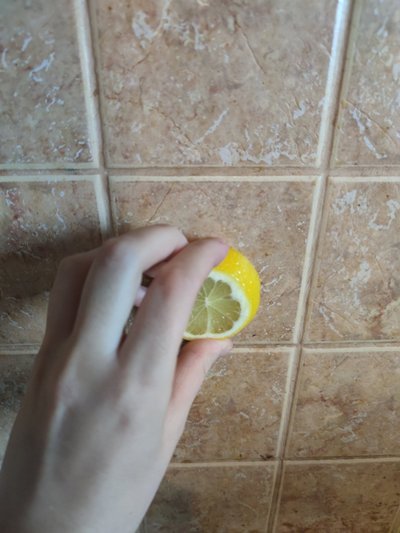 Plytelių valymas su citrina