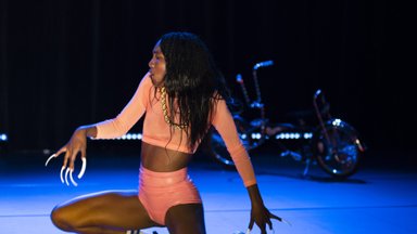 Juodo kūno temą gvildenanti kūrėja Cherish Menzo scenoje šoka pasaulį, kuriame neegzistuoja viena tiesa