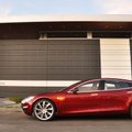 „Tesla“ priversta pristabdyti elektromobilių gamybą