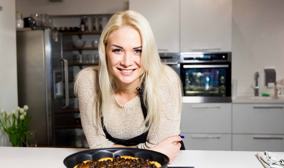 Natalija Bunkė Motinos dienos proga gamina pyragą