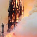В соборе Парижской Богоматери - сильный пожар. Oбрушились шпиль и кровля