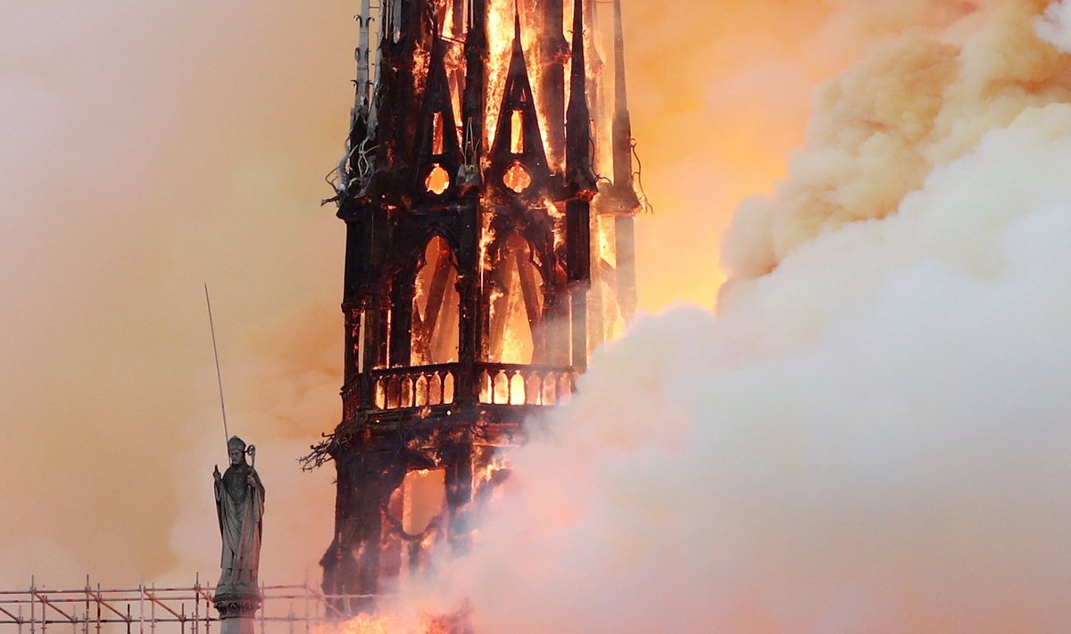 Paryžiaus Švč. Dievo Motinos katedroje kilo didelis gaisras, nugriuvo jos smailė 