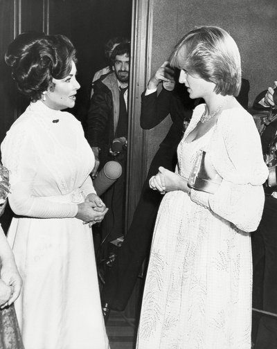 Laukdamasi princo Williamo, tais pačiais metais princesė Diana į vieno filmo premjerą Viktorijos teatro rūmuose atvyko vilkėdama suknele su pūstomis rankovėmis. Tą kartą per filmo „The Little Foxes“ premjerą ji trumpai pasikalbėjo su šiame filme vaidinusia aktore Elizabeth Taylor.