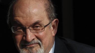 Rašytojas Rushdie išleido memuarų knygą, kurioje pasakoja apie pasikėsinimą jį nužudyti