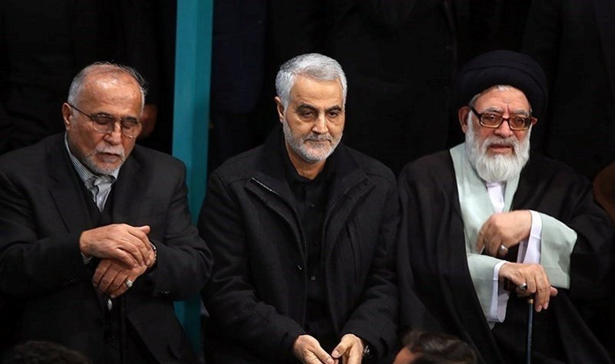 Qasemas Soleimani (viduryje)