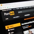 „Pornhub“ pripažino, kad pelnėsi iš prekybos žmonėmis, – moterys seksualinius veiksmus prieš kamerą atlikdavo per prievartą