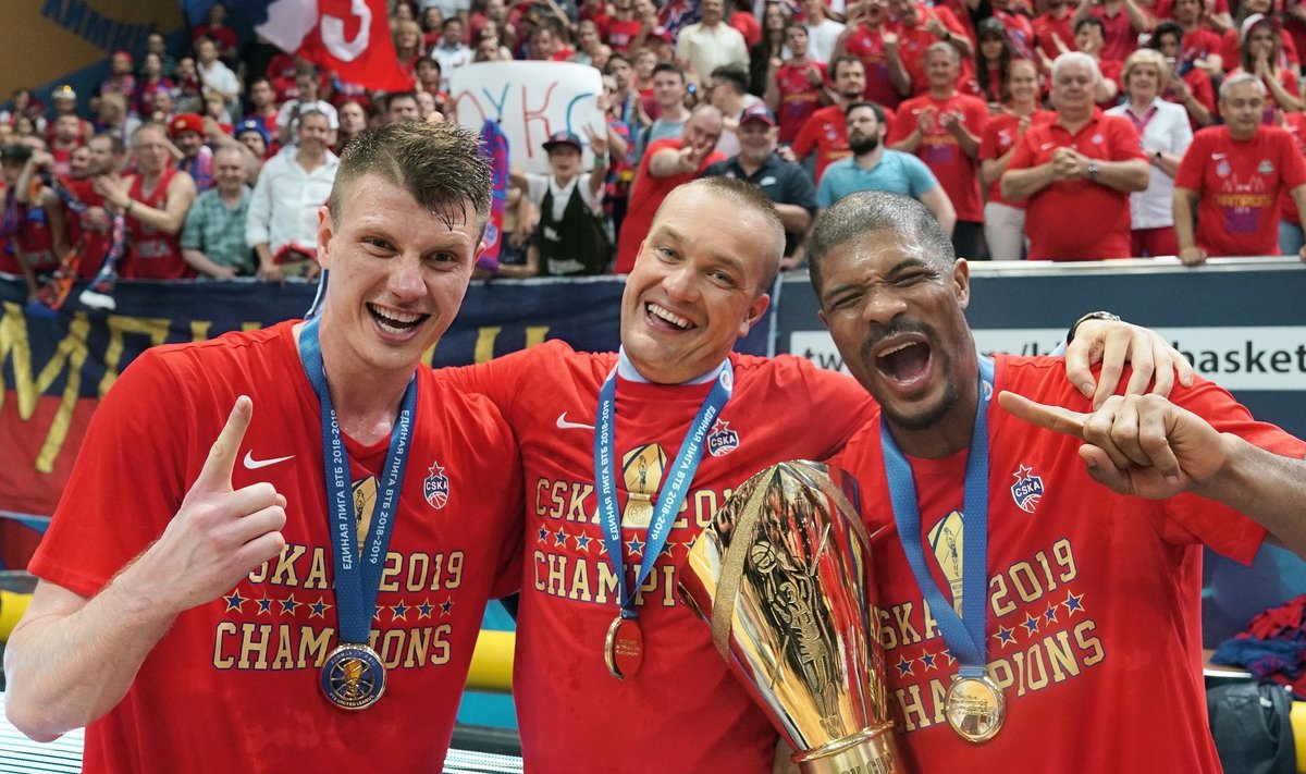 (iš kairės) Andrejus Voroncevičius, Andrejus Vatutinas, Kyle'as Hinesas