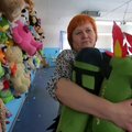 Ukrainos siuvėjos vaikams prisiuvo karinių „Javelin“ prieštankinių raketų formos žaislų