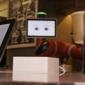 Japonijos kavinėje lankytojus aptarnauja robotas