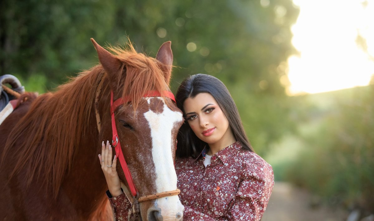 Moteris su arkliu