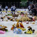 Neįtikėtino mielumo reginys – sirgaliai ledo areną užvertė tūkstančiais pliušinių meškiukų