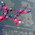 Pasaulio kariuomenių parašiutininkai demonstravo savo meistriškumą ore