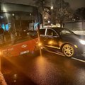 Vilniuje „Porsche“ blokavo autobusą, šio keleivė išvežta į ligoninę